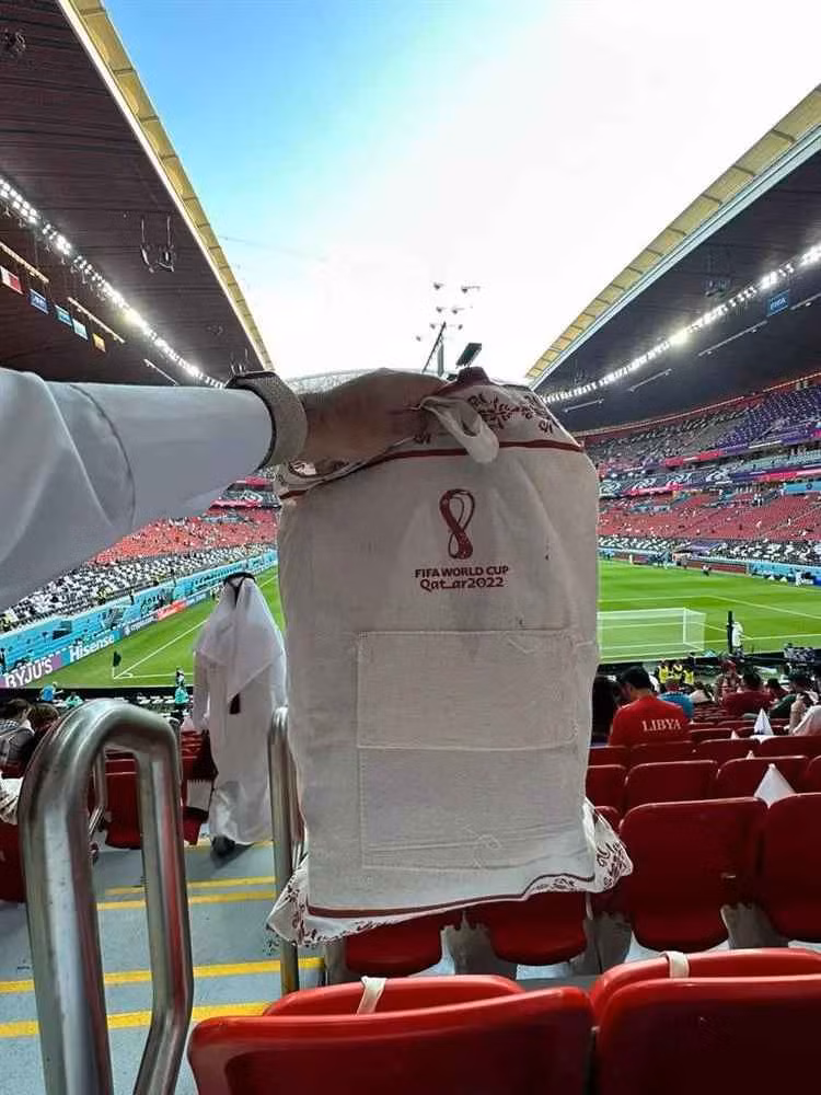 Theo tài khoản @Wahid1196 tiết lộ túi quà gồm áo phông, khăn, nước hoa, tượng logo "World Cup 2022" và một túi giấy.