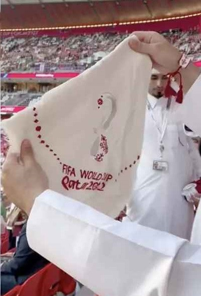 Chiếc khăn có logo FIFA World Cup Qatar 2022 có trong túi quà.