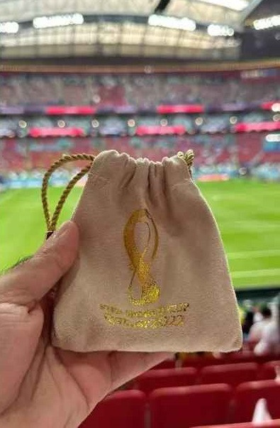 Chiếc túi nhung đựng ngoài nước trầm hương đắt giá cũng khiến nhiều người phải trầm trồ.