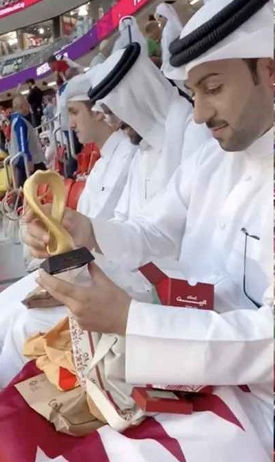 Hình ảnh tài khoản nói trên khui từng món đồ bên trong.