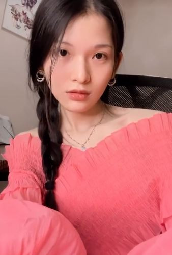 Ngoài ra trước đó, Minh Hy từng tung bảng điểm thời còn đi học cấp 3 của mình và nhận được nhiều sự quan tâm khi học nâng cao Toán, Hoá, Sinh, môn nào cũng đều có điểm tổng từ 8,5 trở lên.