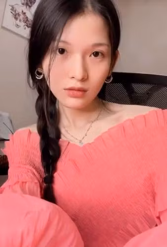 Ngoài ra trước đó, Minh Hy từng tung bảng điểm thời còn đi học cấp 3 của mình và nhận được nhiều sự quan tâm khi học nâng cao Toán, Hoá, Sinh, môn nào cũng đều có điểm tổng từ 8,5 trở lên.