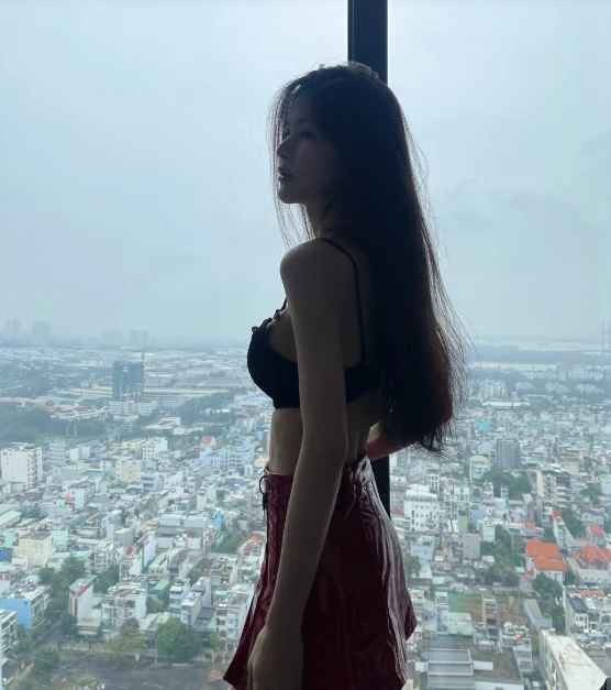 Ngoài được ngưỡng mộ về vẻ đẹp, Minh Hy còn gây bất ngờ khi tốt nghiệp trường Đại học Y Dược Cần Thơ. Theo thông tin chia sẻ trên fanpage chương trình, người đẹp chuyển giới này hiện đang làm bác sĩ.