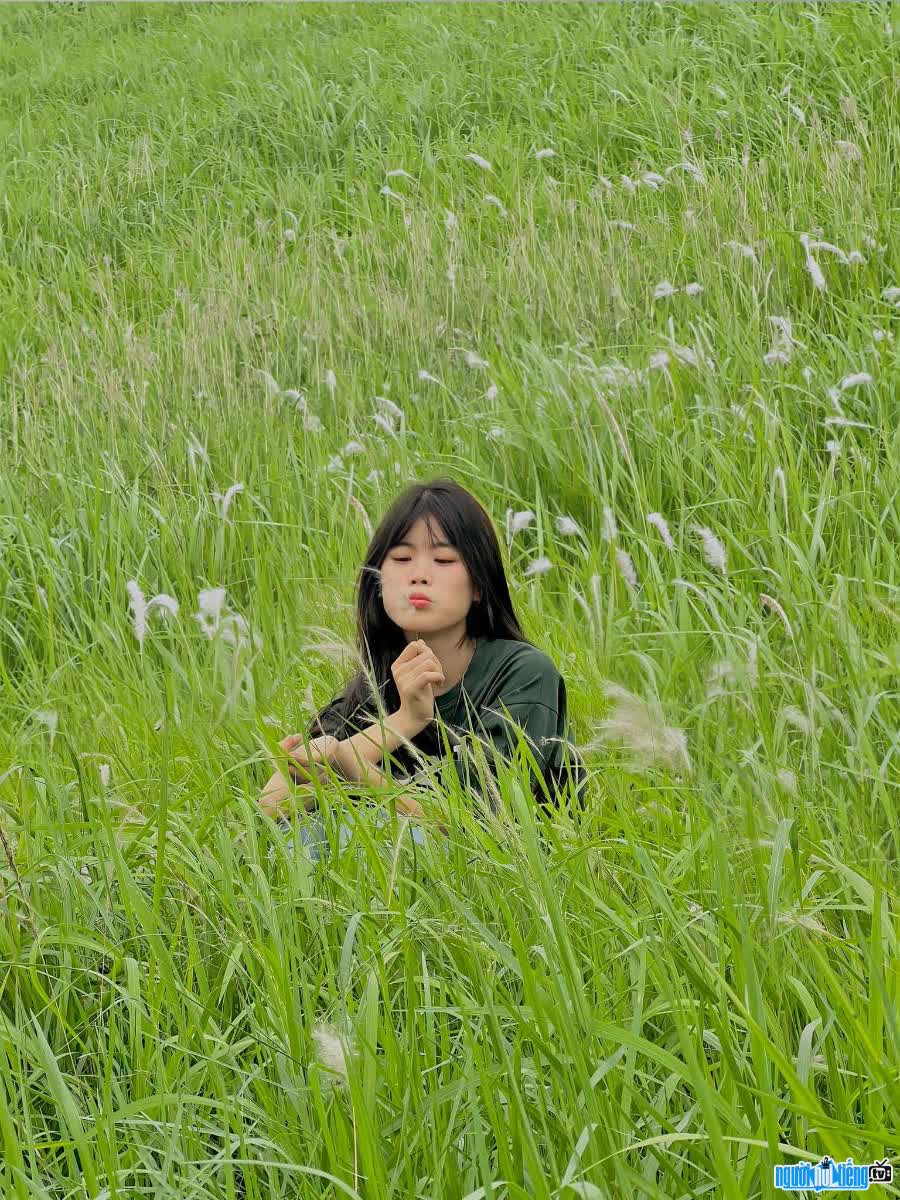 “Định ghép ảnh giật giật đu trend nhưng thấy toàn trend của mình nên thôi”, màn “flex” của Đồng Thị Thùy Dung (quê Sóc Sơn, Hà Nội) trong một nhóm kín thu hút 87.000 lượt thích và hơn 2000 lượt bình luận quan tâm.