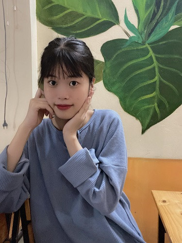 “Mình hay nghĩ ra mấy câu nói hài hài nên thử đăng lên cho mọi người xem giải trí, không ngờ lại gây chú ý như vậy. Mình thấy hay ho nên ngày càng đăng nhiều hơn. Quay video thế này đúng chất mộc mạc của mình, mỗi khi nghĩ ra ý tưởng mình chỉ cần cầm điện thoại lên quay mà không cần đầu tư gì nhiều”, Dung nói.