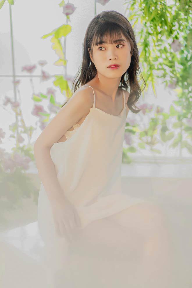 Thùy Dung sinh năm 2001, được mệnh danh là “cô gái tạo trend”. Cô nổi lên từ năm 2022 với hàng loạt “châm ngôn” hài hước về tình yêu, cuộc sống như: “Người ta đồn em thay bồ như thay áo. Đông về rồi em mặc thêm áo chứ không thay”, “Cũ thì nó mới kỹ chứ mới thì nó mẻ”, “Tốt thì tiếc, tệ thì tiễn”…