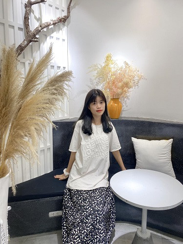 Việc sáng tạo của Thùy Dung là tùy cảm hứng, đôi khi là ý tưởng lạ lóe lên trong đầu, đôi khi là những câu nói có sẵn trên mạng xã hội và cô chỉnh sửa lại theo đúng “chất riêng” của mình.