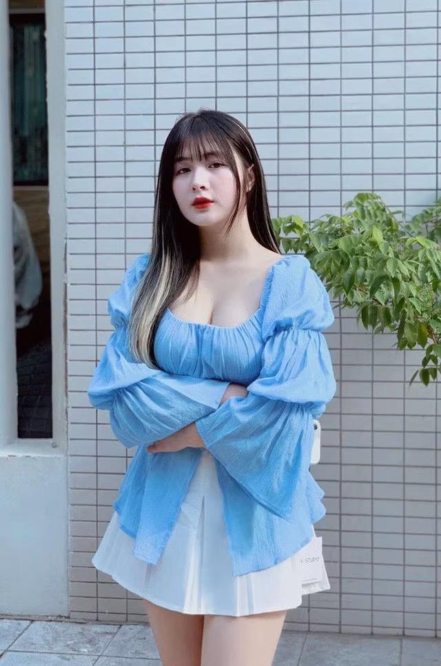 Còn nếu bạn mang cái ảnh ngày xưa bị chụp ở trong bar ra, thì đó là ảnh mình đi chơi cùng bạn bè, không lẽ cứ lên bar là tiếp rượu. Và mình xin tự tin khẳng định với mọi người luôn, là mình chưa bao giờ kiếm 1 đồng tiền trái với đạo đức lương tâm. Mình kiếm tiền là nhờ booking quảng cáo, mình làm trên các nền tảng MXH rất nhiều. Và mình nói thẳng luôn là mình sẽ không bao giờ làm thế!". Nữ TikToker nói thêm.