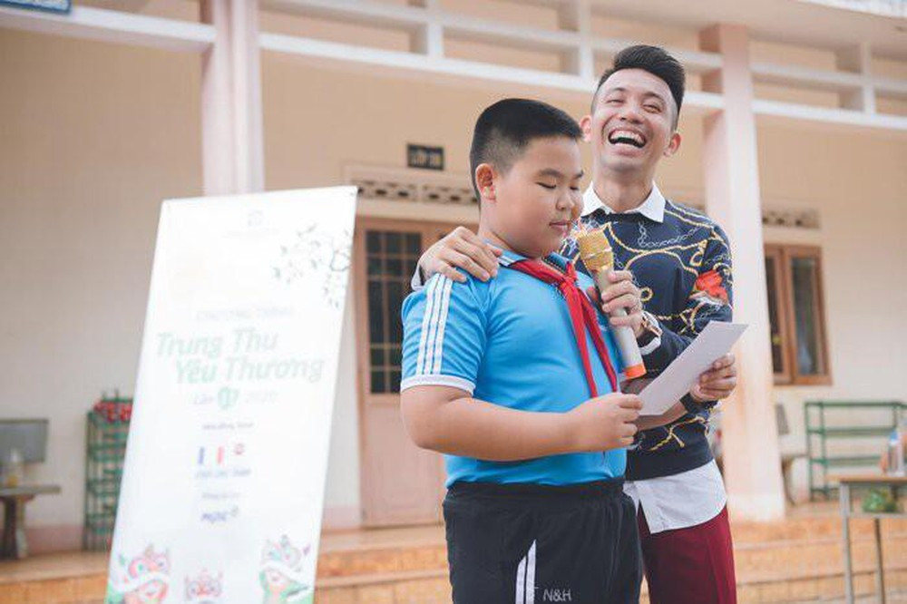 Trước đó, không ít lần Minh Nhựa xuất hiện và cũng là nhà hảo tâm trong các chương trình từ thiện trên khắp đất nước.