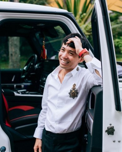 Tuy nhiên, phía sau hình ảnh hào nhoáng đó thì Minh Nhựa lại là vị đại gia nổi tiếng có tấm lòng tốt bụng, thường xuyên đi làm từ thiện, ăn chay và theo đạo Phật.