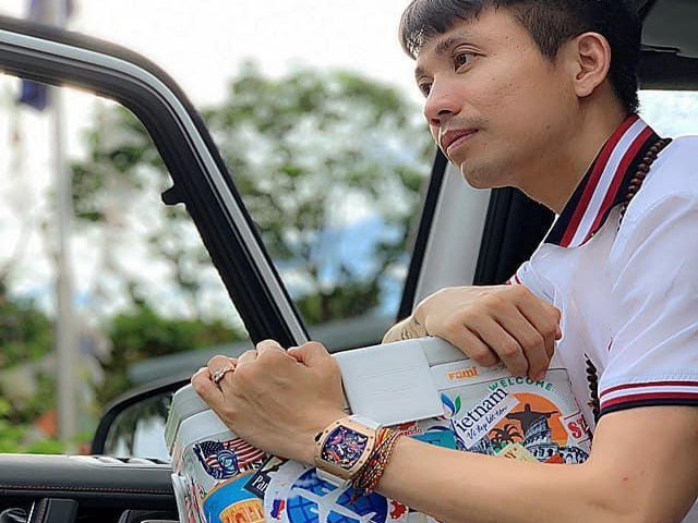 Không chỉ có tấm lòng nhân ái, Minh Nhựa còn có cách sống bảo vệ môi trường. Cách đây chưa lâu, trong đợt Trung thu, vị đại gia đất Sài thành đã dùng chiếc siêu xe hơn 40 tỷ của mình để đi nhặt rác dọn sạch môi trường.