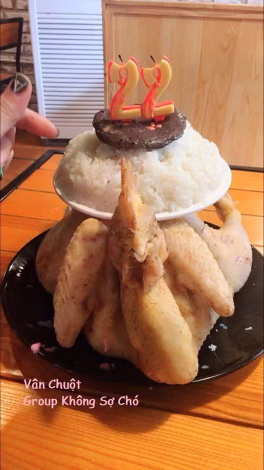 Tiện có con gà, đĩa xôi vừa cúng mang ra làm cắm nến luôn