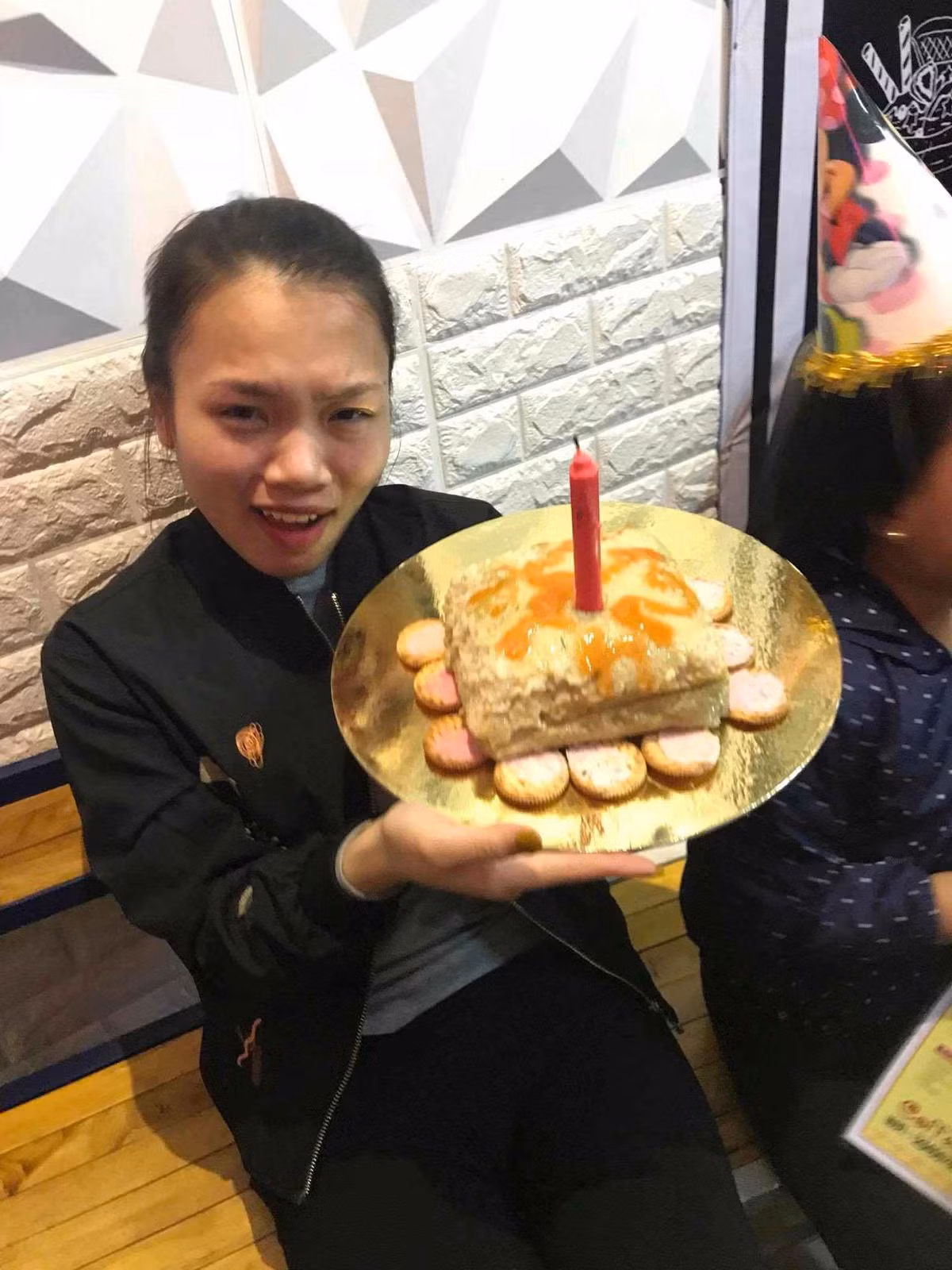 Nhìn chủ nhân của chiếc bánh sinh nhật có vẻ hơi miễn cưỡng.