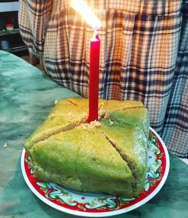 Cùng với đó, vào ngày Tết Nguyên Đán chẳng có hàng bánh kem nào mở bán nên nhiều gia đình tận dụng luôn bánh chưng rồi cắm nến thắp hàng ngày.