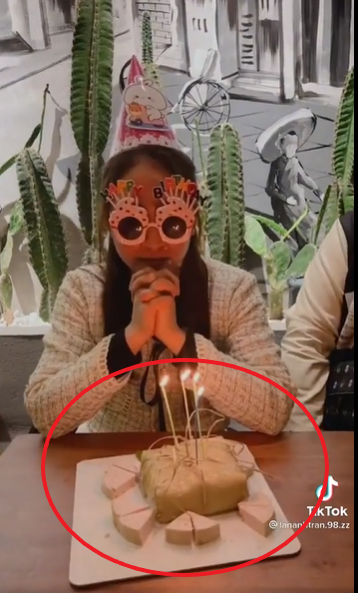 Thế mà thật may khi có những người bạn vừa thông minh vừa xinh đẹp vừa tốt bụng đã làm ngay ra chiếc bánh sinh nhật vô cùng độc đáo dành cho người anh em thiện lành có ngày sinh nhật trùng đúng vào dịp Tết này.