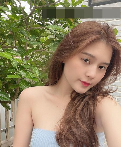 Với nhan sắc nổi bật, cô nàng từng được mời làm mẫu ảnh, quảng cáo sản phẩm làm đẹp. Thậm chí cô còn thử sức với kinh doanh online.