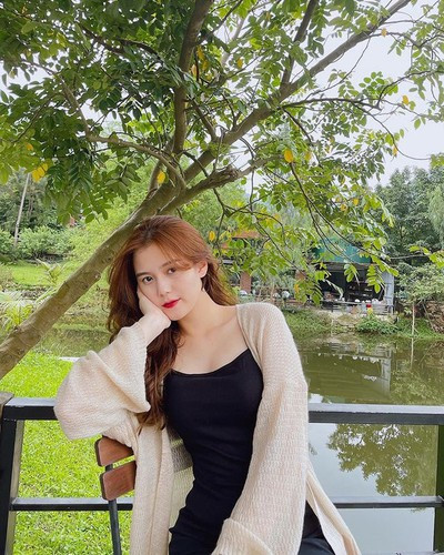 Xinh đẹp chưa đủ, Uyên Kem còn có gu thời trang trẻ trung, năng động thu hút sự chú ý.