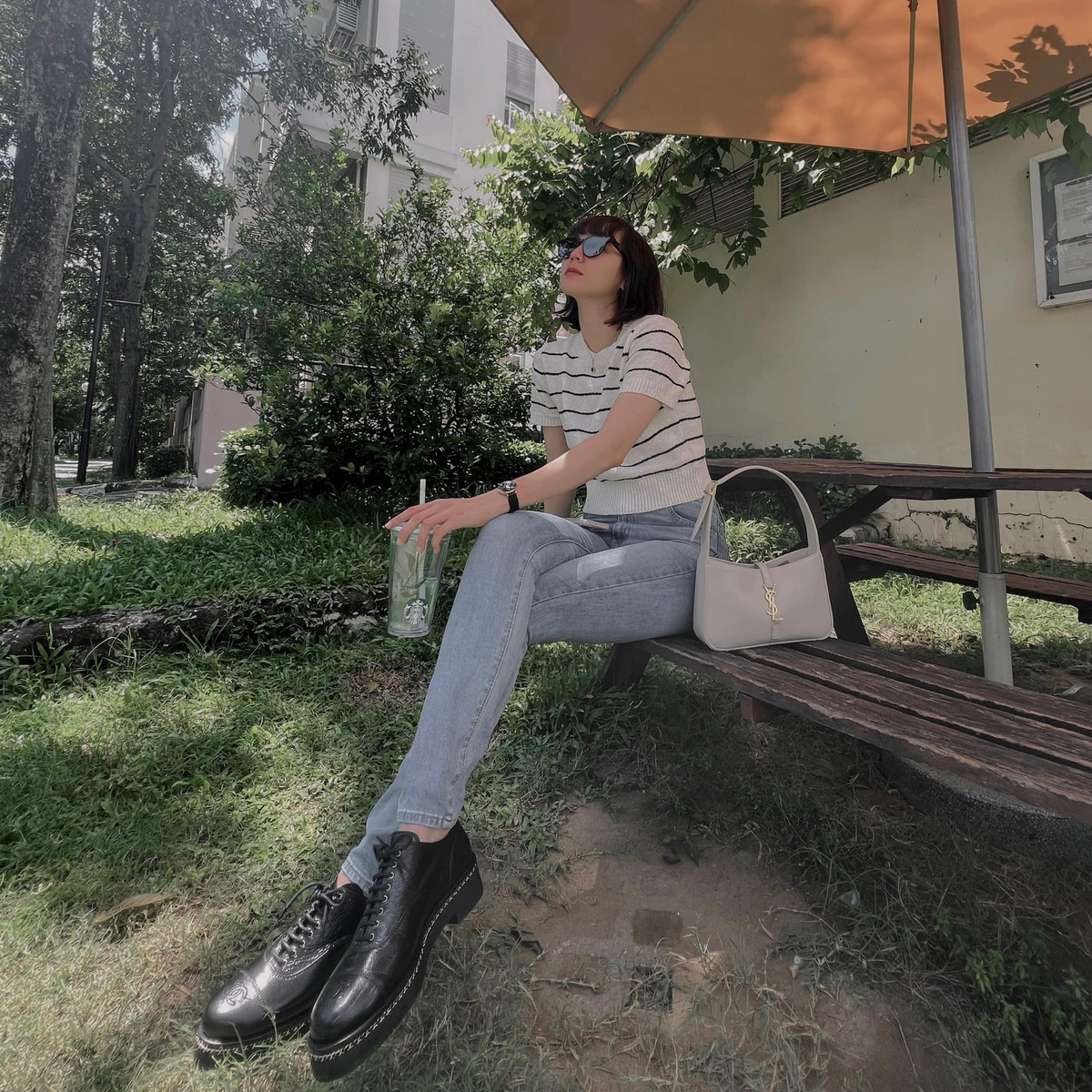 Gái xinh Hải Tú khoe vẻ đẹp mong manh theo phong cách nàng thơ vốn có của cô.