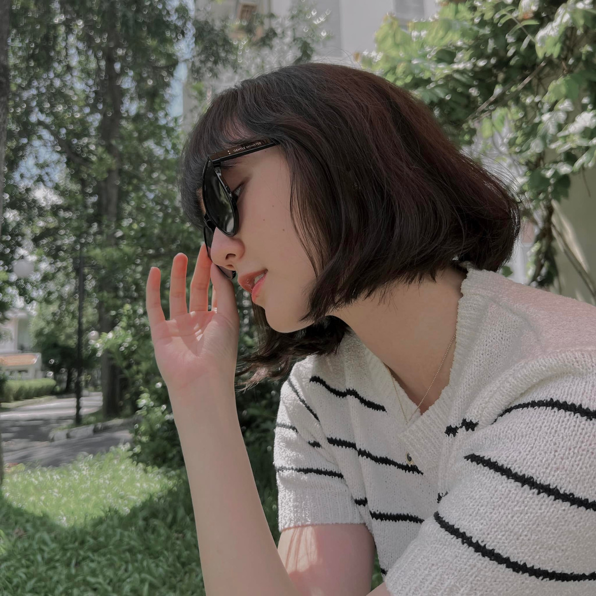 Người đẹp 9X diện áo hai dây bó sát màu trắng phối cùng chân váy xếp ly đồng điệu tạo nên vẻ đẹp vừa gợi cảm, vừa ngây thơ.