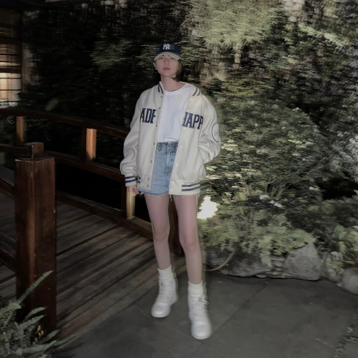 Sau khi đăng tải, bộ ảnh của Hải Tú đã khiến cư dân mạng nhớ về loạt khoảnh khắc bán nude tai tiếng một thời của cô.