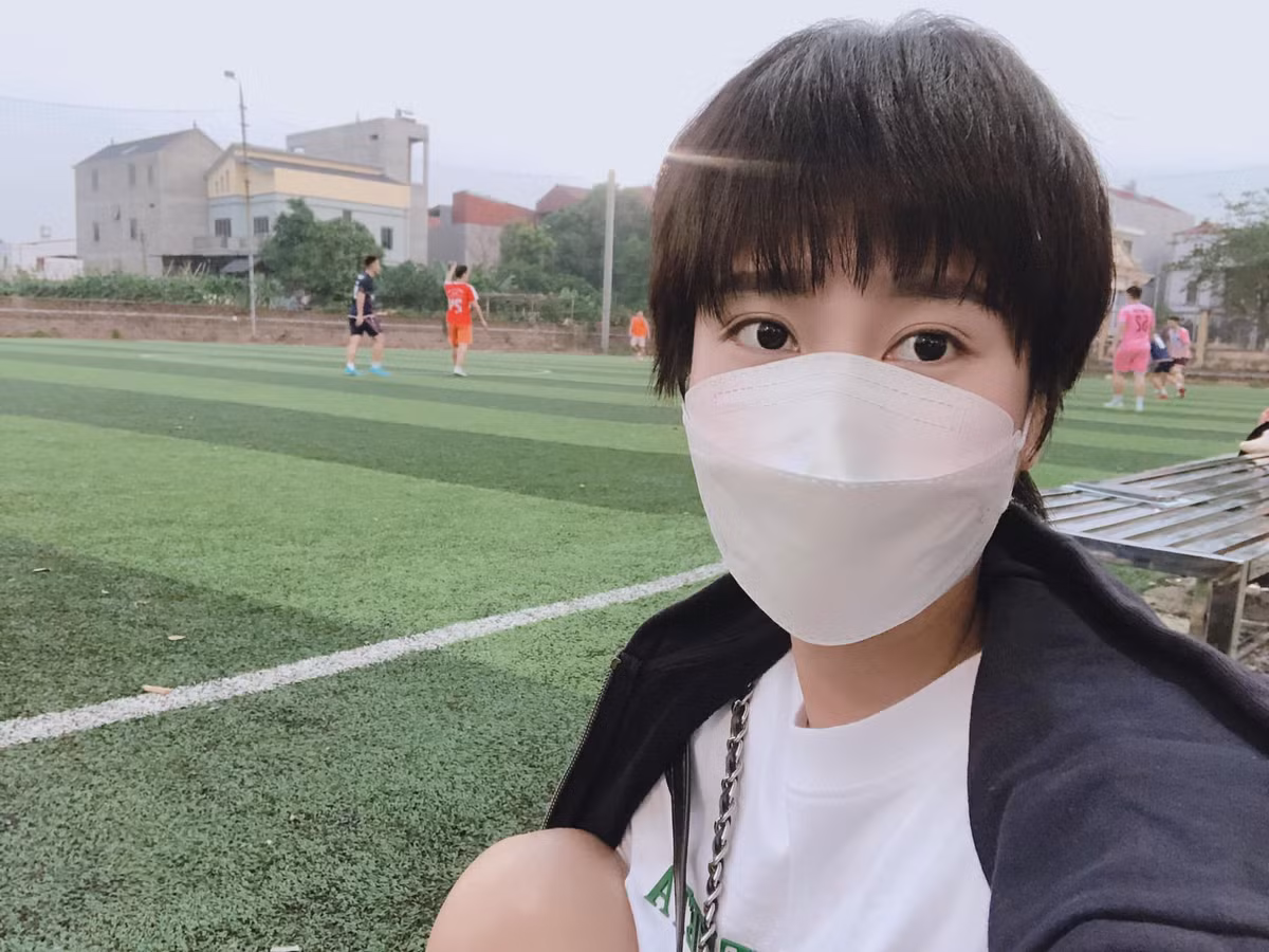 Giống như nhiều bạn gái cầu thủ khác, Thùy Dương bán hàng online trong mấy năm qua.