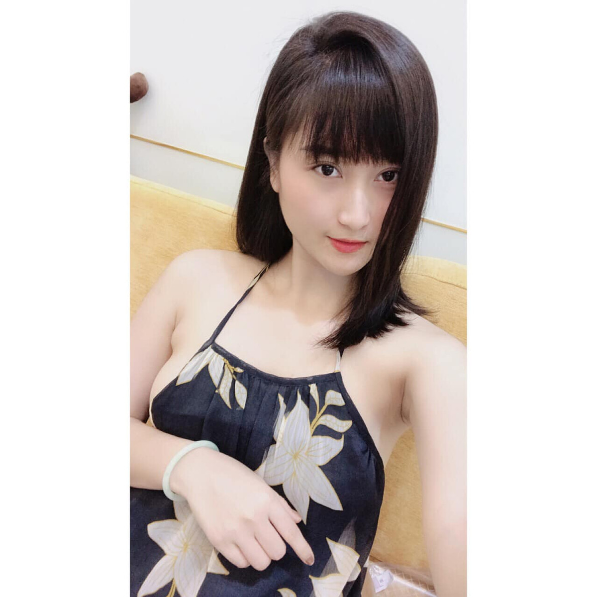 Thùy Dương và Huy Hùng thường xuyên dành cho nhau những lời lẽ thân mật, cử chỉ âu yếm trên mạng xã hội.