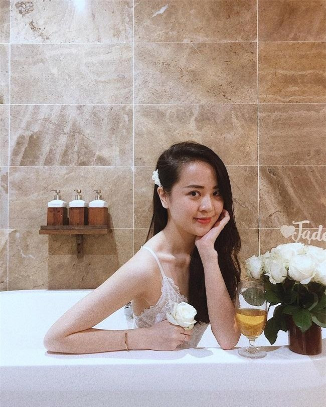 Dù phải thức khuya dậy sớm để chạy theo những phóng sự thực tế nhưng Ngọc Bích luôn thể hiện hình ảnh giàu năng lượng qua từng chương trình.