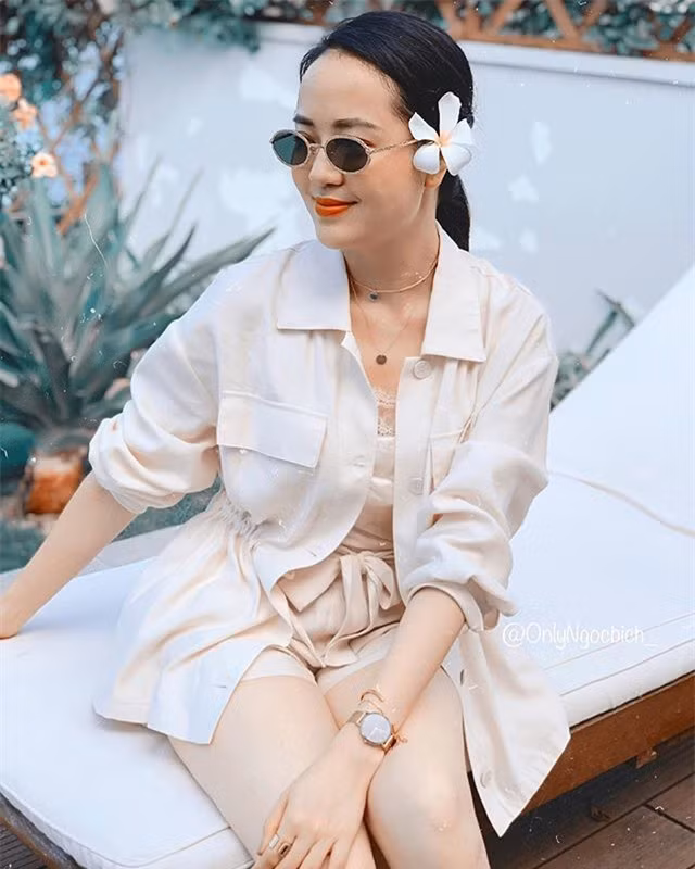 Hiện tại, song song với công việc quen thuộc, Ngọc Bích còn phát triển công việc kinh doanh hoa và cây cảnh trang trí trong gia đình