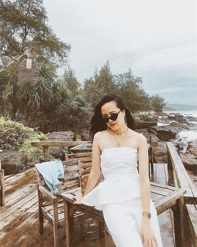 Nữ MC Ngọc Bích gây chú ý bằng cách dẫn chuyên nghiệp, hình ảnh trẻ trung, năng động.