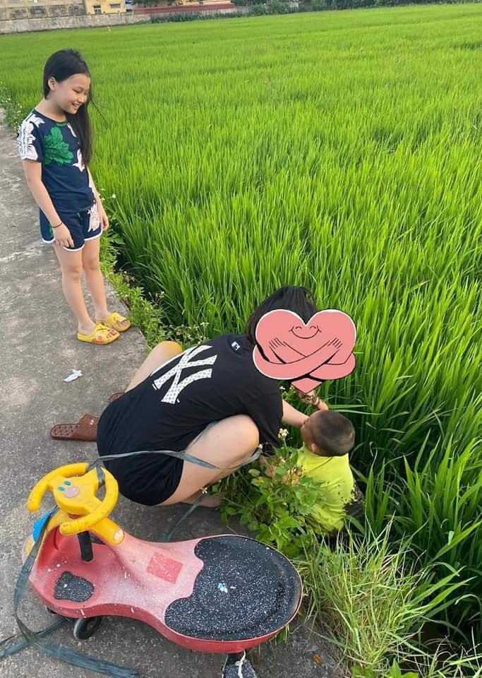 Nhìn hình ảnh em bé lấm lem hết người vì bùn đất đứng khóc trên đường sau "tai nạn", dân mạng vừa thương lại vừa buồn cười.