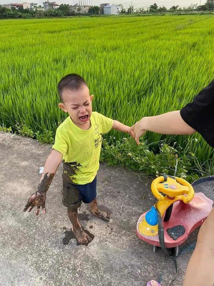 Chiếc xe lắc này vốn khó di chuyển, người đi trước lại còn kéo như thế thì bé ngồi sau không lái được dễ dàng, chuyện ngã hoàn toàn dễ hiểu là một trong số những ý kiến mà dân mạng để lại dưới bài viết.