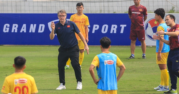 HLV Troussier tính toán gì với cặp tiền đạo "khủng" U22 Việt Nam? HLV Troussier tinh toan gi voi cap tien dao