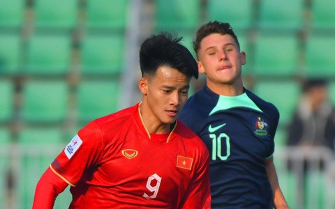 HLV Troussier tinh toan gi voi cap tien dao 