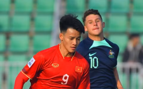 HLV Troussier tinh toan gi voi cap tien dao 