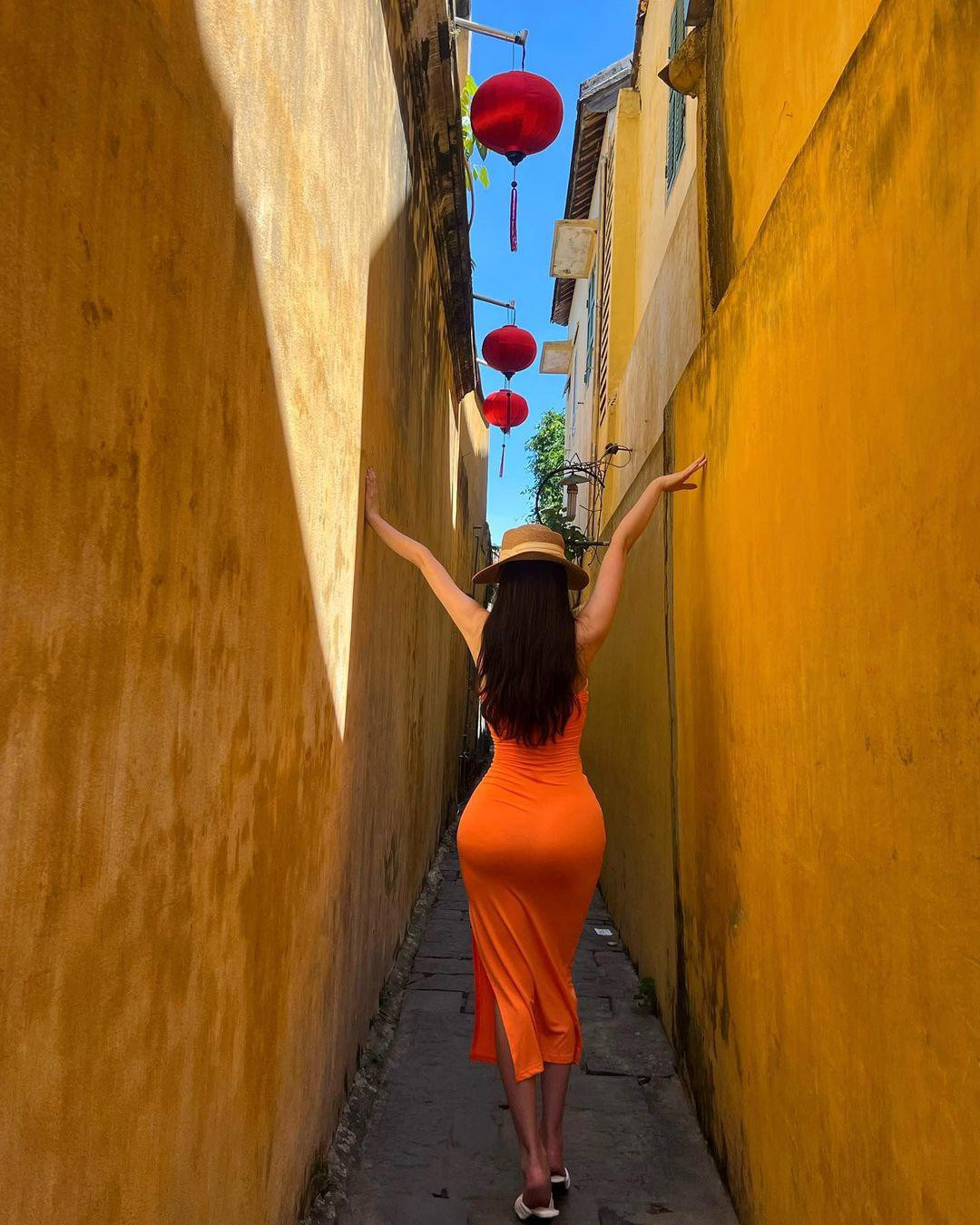 Mới đây, loạt hình ảnh một cô gái che kín mặt, diện đồ khoe body trên đường phố Hội An được chia sẻ nhiều trên mạng xã hội. Tuy không lộ mặt, song body chuẩn "đồng hồ cát" với tỷ lệ eo, hông, vòng 1 và vòng 3 như tạc tượng của người đẹp này nhận được nhiều lời khen ngợi của dân mạng.