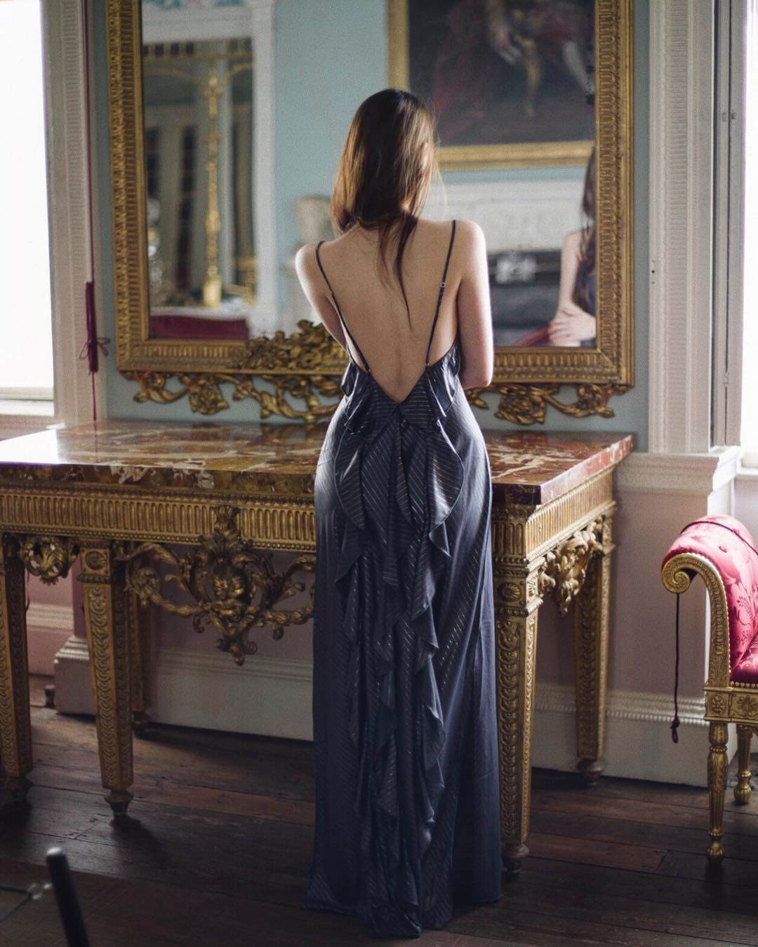 Qua những bức hình khoe vóc dáng được chia sẻ trên trang cá nhân, đường cong mỹ miều, đặc biệt là khung xương chậu hoàn hảo, Si Young được truyền thông lẫn người hâm mộ ưu ái gọi là người đẹp có body thuộc "1% dân số có cơ thể nữ thần".