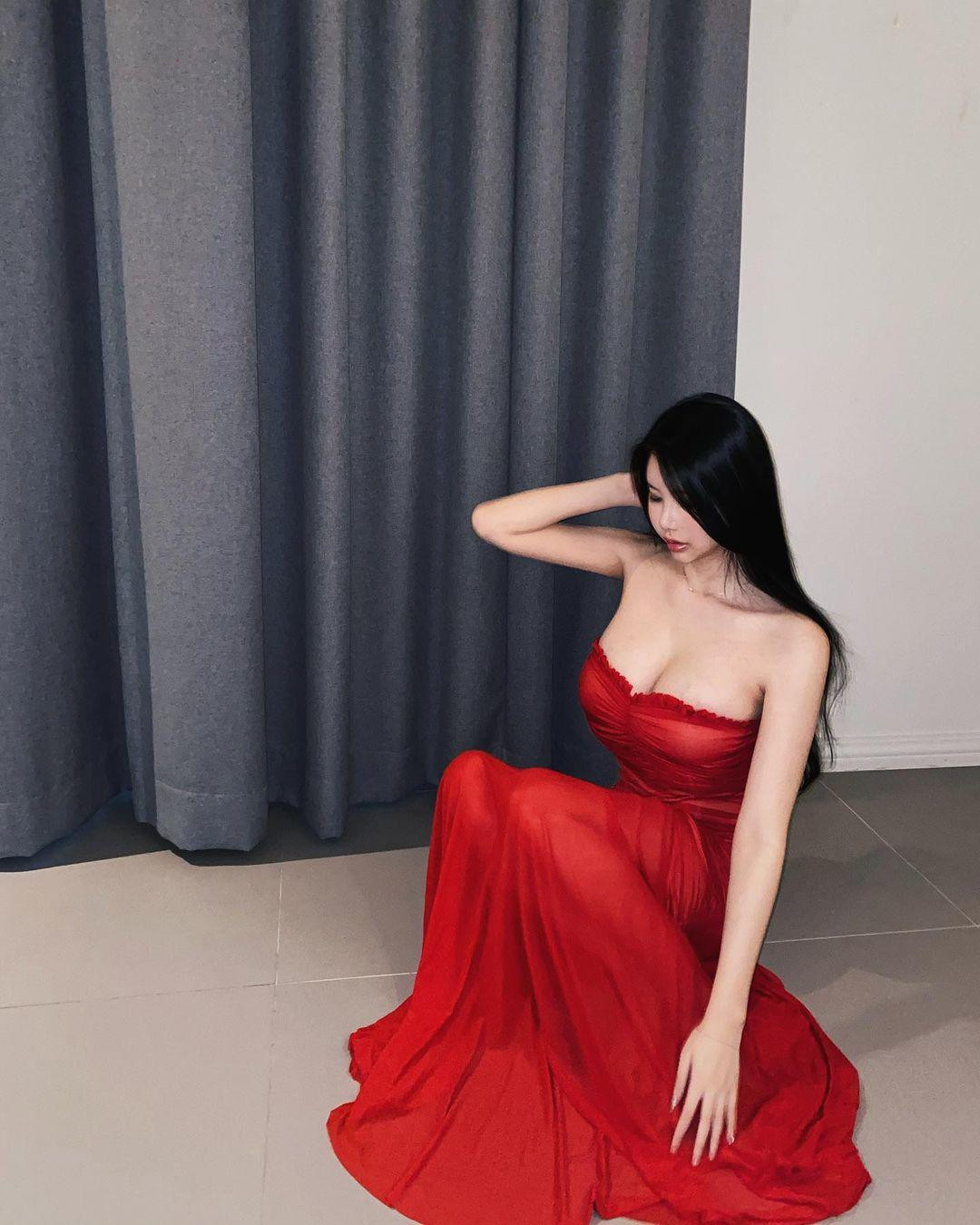 Được biết đến với quốc tịch Hàn Quốc nhưng hiện tại, Baek Si Young đang sinh sống và làm việc tại Anh.