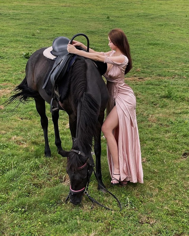 Nhìn vào tủ đồ của Si Young dễ dàng nhận thấy cô nàng ưu tiên các thiết kế váy xẻ sâu, trễ vai tôn vòng 1 và váy hai dây để lộ lưng trần đẹp mắt. Sở hữu body chuẩn đẹp đến khó tin, cô thường xuyên bị bàn tán rằng đã phẫu thuật thẩm mỹ toàn thân. Tuy nhiên, gái xinh này không lên tiếng đáp trả những dị nghị này.