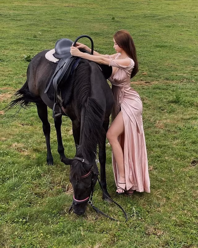 Nhìn vào tủ đồ của Si Young dễ dàng nhận thấy cô nàng ưu tiên các thiết kế váy xẻ sâu, trễ vai tôn vòng 1 và váy hai dây để lộ lưng trần đẹp mắt. Sở hữu body chuẩn đẹp đến khó tin, cô thường xuyên bị bàn tán rằng đã phẫu thuật thẩm mỹ toàn thân. Tuy nhiên, gái xinh này không lên tiếng đáp trả những dị nghị này.