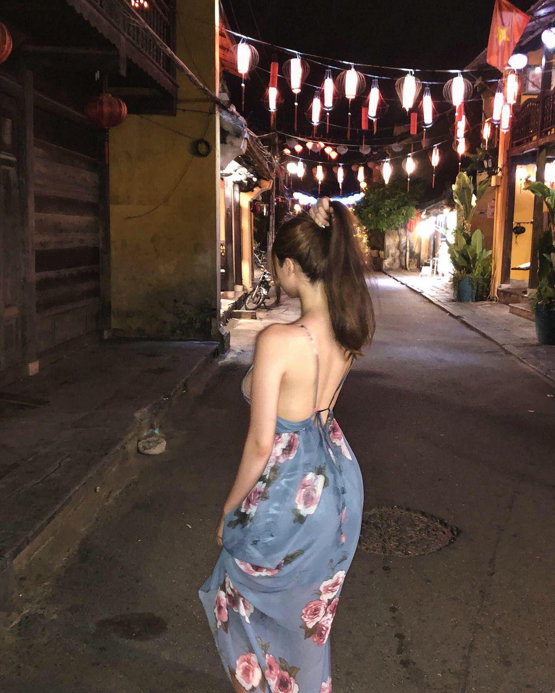 Rất nhanh sau đó, dân mạng đã tìm ra danh tính của gái xinh với vòng 3 quyến rũ này. Đây là Beak Si Young - hot girl người Hàn Quốc thu hút hơn triệu fans trên mạng xã hội Instagram.