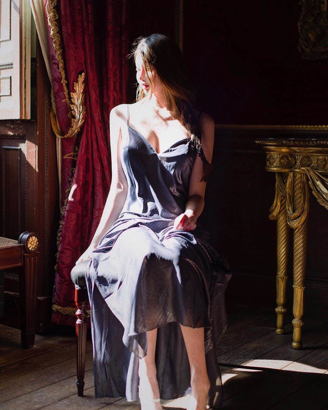 Trước đó 2 năm, cô nàng cũng từng có chuyến du lịch Hội An. Khoe dáng trên đường phố vào buổi tối, mỹ nhân này chọn diện đầm hai dây, tôn vẻ đẹp quyến rũ.