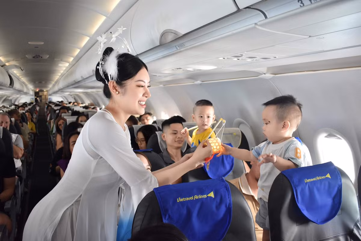 Sau khi xem kĩ các bức ảnh, nhiều netizen nhận ra chị Hằng Nga này là tiếp viên hàng không nổi tiếng khắp cõi mạng là Phan Quế Chi.