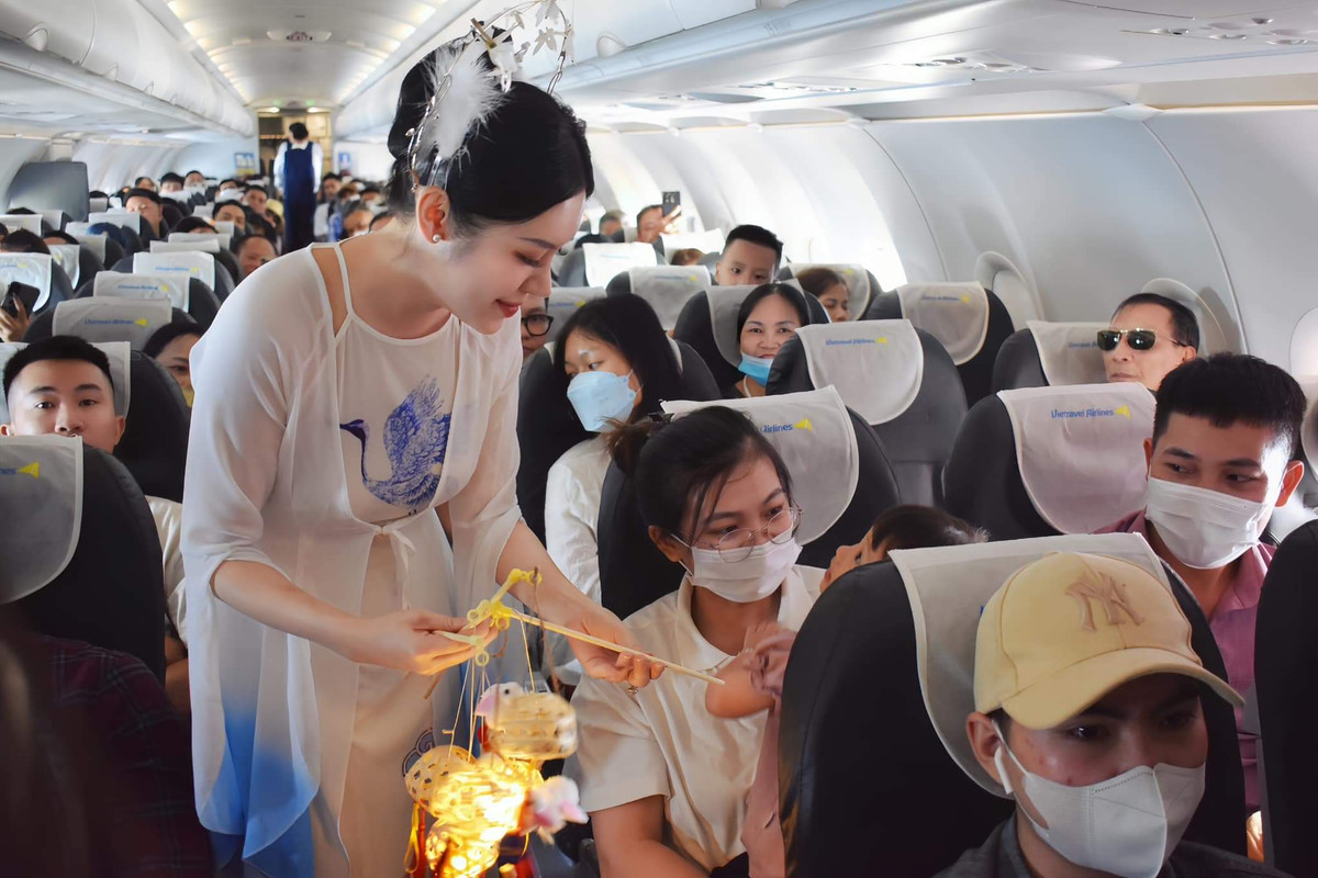 Với gương mặt khả ái và trang phục lụa nhẹ nhàng, chị Hằng Nga đã khiến nhiều người chú ý và hết lời khen ngợi cho sắc vóc.