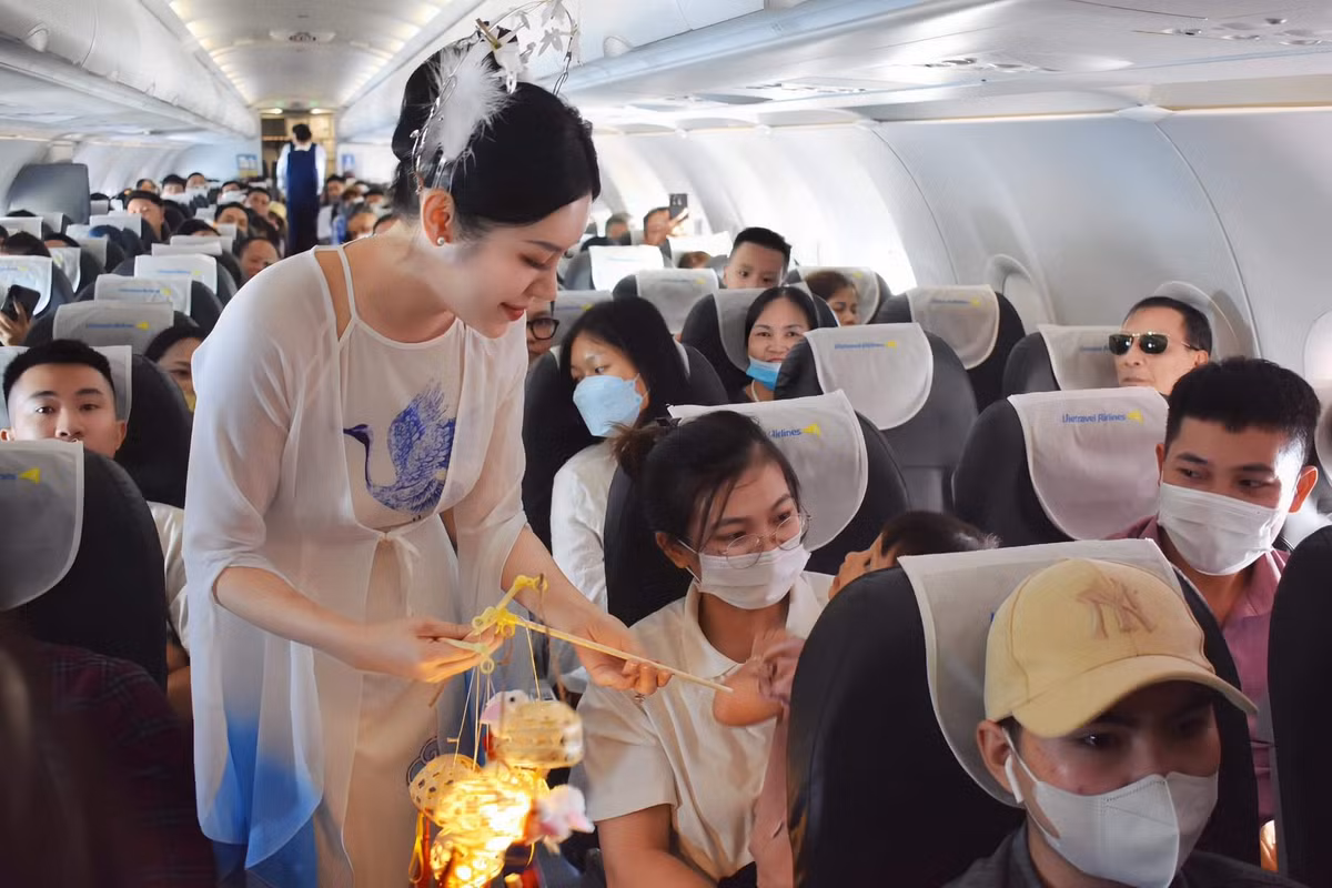 Với gương mặt khả ái và trang phục lụa nhẹ nhàng, chị Hằng Nga đã khiến nhiều người chú ý và hết lời khen ngợi cho sắc vóc.