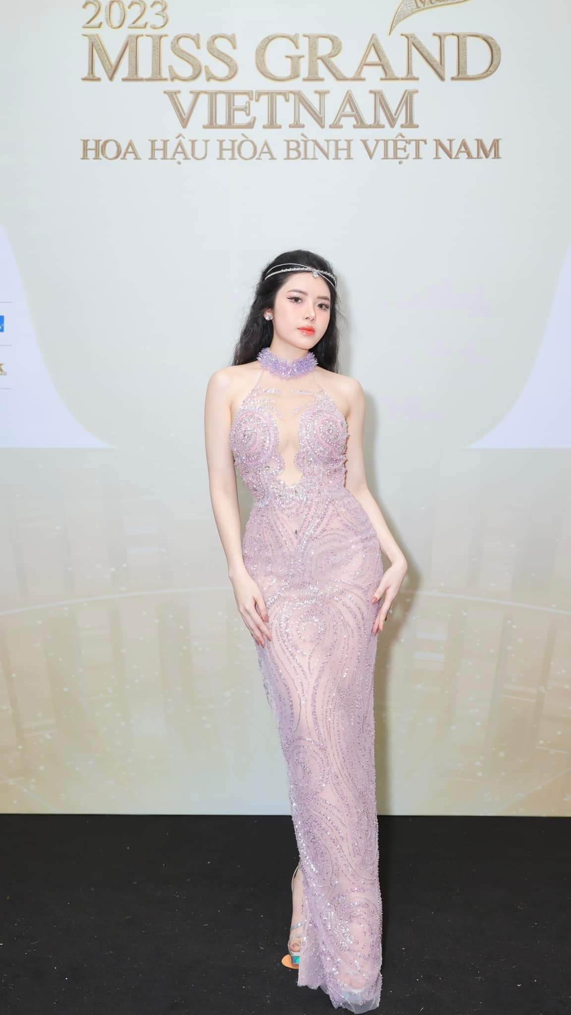 Bên cạnh tập luyện, mỹ nhân ngành hàng không cũng duy trì chế độ ăn chay trường: "Tôi duy trì chế độ ăn chay trường đến nay đã được 6 năm. Từ khi ăn chay đến nay, ngoài việc vóc dáng được cải thiện thì làn da và sức khỏe của tôi cũng tốt lên, một số bệnh trước đó tôi mắc phải cũng không còn nữa. Mỗi ngày, tôi thấy cả thể chất và tinh thần của mình luôn trong trạng thái khoẻ khoắn và tràn đầy năng lượng tích cực".