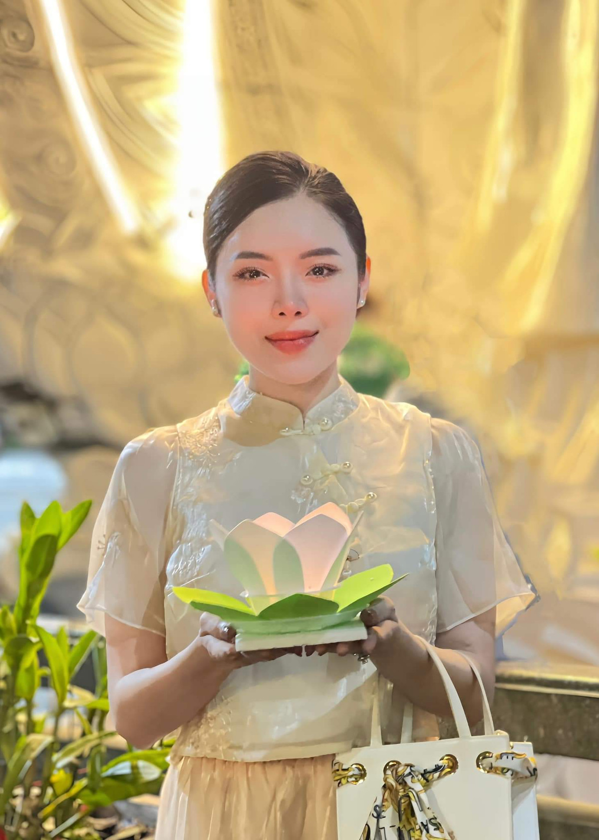 Quế Chi cũng không quên chăm sóc bản thân để cả nhan sắc lẫn body ngày càng thăng hạng. Cô chọn yoga bay để luyện tập mỗi ngày.