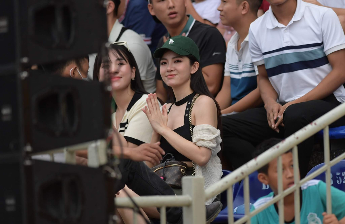 Diện đồ không quá cầu kì nhưng Tú Linh vẫn khiến các fan hâm mộ phải trầm trồ bởi sắc vóc của mình. Ảnh: Giang Nguyễn