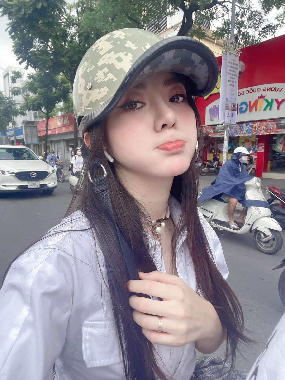 So với thời điểm trước, khuôn mặt của "hot girl M.U" một thời thon gọn hơn, đặc biệt sống mũi cao khác thường làm netizen nghi vấn cô có động chạm "dao kéo".