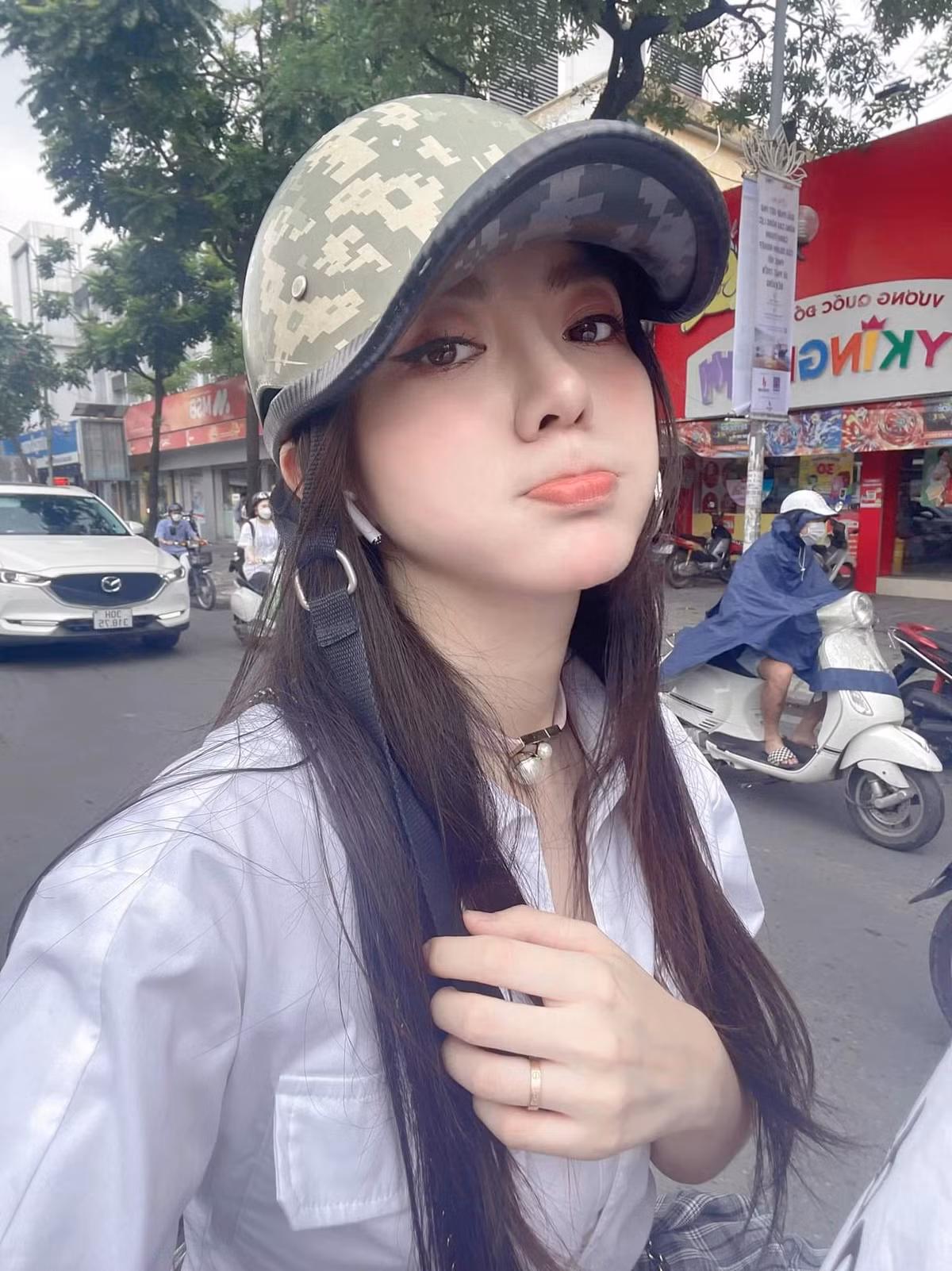 So với thời điểm trước, khuôn mặt của "hot girl M.U" một thời thon gọn hơn, đặc biệt sống mũi cao khác thường làm netizen nghi vấn cô có động chạm "dao kéo".