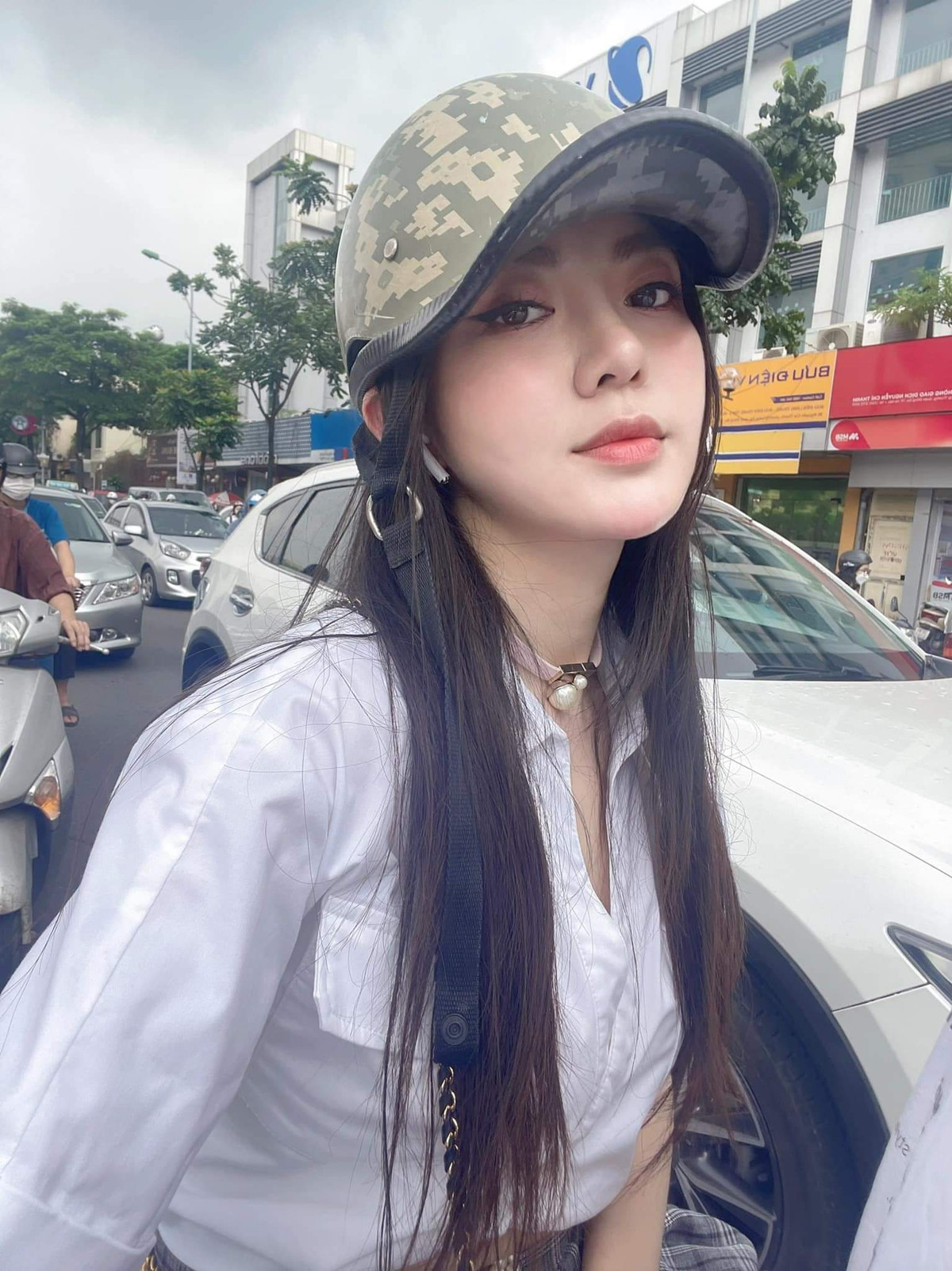 Thời gian gần đây Tú Linh thường xuyên đăng tải hình ảnh cá nhân lên MXH, tuy nhiên gương mặt của cô làm nhiều người bất ngờ bởi có phần hơi khác lạ.